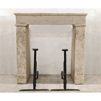 Chemin&eacute;e en pierre ancienne simple 