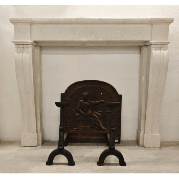 Chemin&eacute;e en pierre ancienne simple 