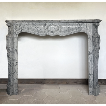 Chemin&eacute;e Pompadour en marbre bleu fleuri 