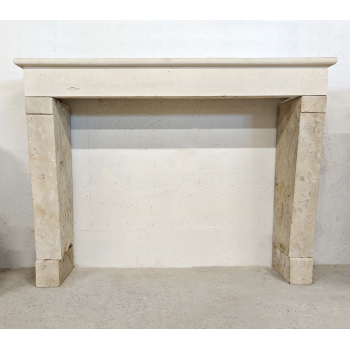 Chemin&eacute;e en pierre ancienne simple 