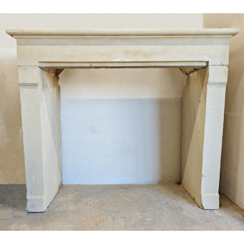 Chemin&eacute;e en pierre ancienne simple 