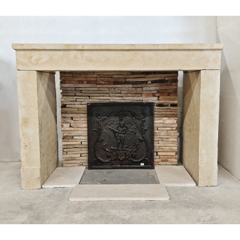 Chemin&eacute;e campagnarde en pierre ancienne simple 