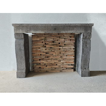 Chemin&eacute;e ancienne en pierre de Volvic