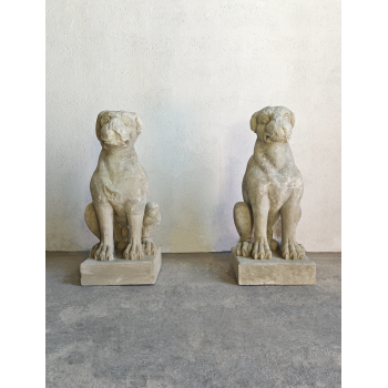 Paire de chiens en pierre restaur&eacute;e
