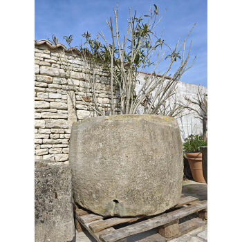 Grande ponne en pierre ancienne