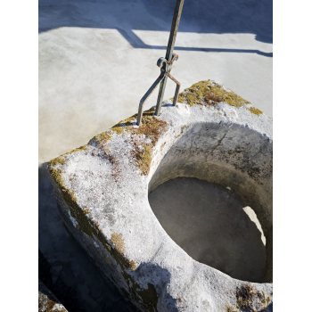 Monolithic stone well curb