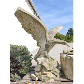 Sculpture d'aigle en pierre reconstitu&eacute;e