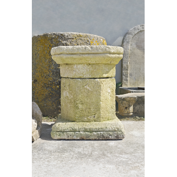 St&egrave;le de jardin en pierre