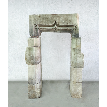 Petite porte gothique en pierre