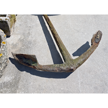 Ancienne ancre marine en fer