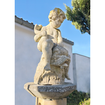 Statue d'un putto sur triton