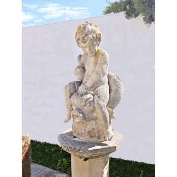 Statue d'un putto sur triton