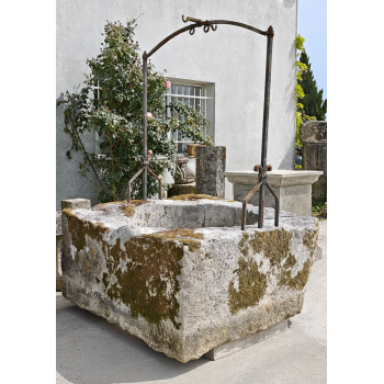 Margelle de puits monolithe et garniture en fer forg&eacute;