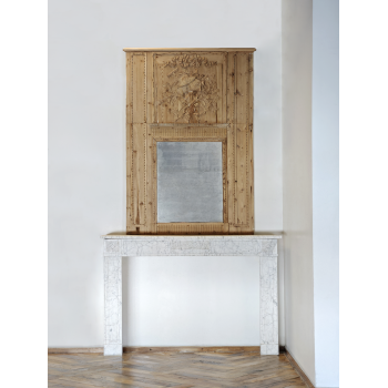 Chemin&eacute;e en marbre de Carrare et son trumeau en bois sculpt&eacute;