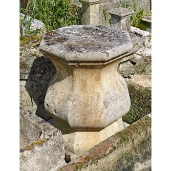 Socle en pierre octogonal