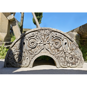 Fragment de pierre sculpt&eacute;e