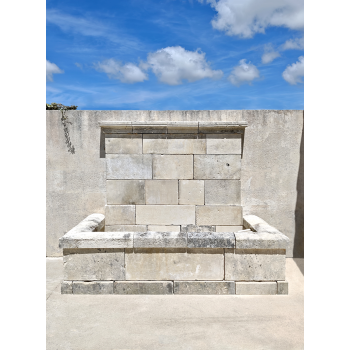 Fontaine en pierre ancienne
