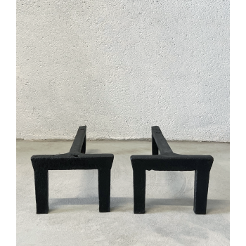 Paire de chenets en fer forg&eacute;