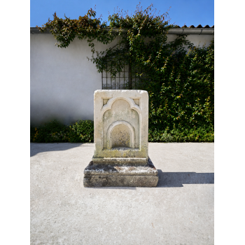 Socle en pierre sculpt&eacute;e