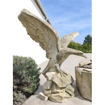Aigle en pierre reconstitu&eacute;e