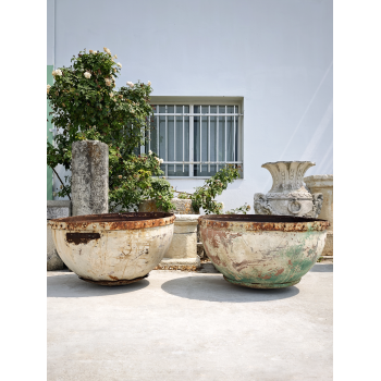 Deux grandes jardini&egrave;res en fonte