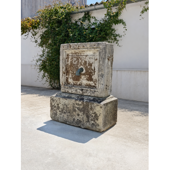 Ancienne borne de fontaine en pierre