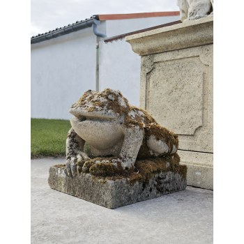 Grenouille en pierre perc&eacute;e