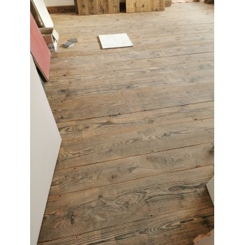 Plancher bross&eacute;