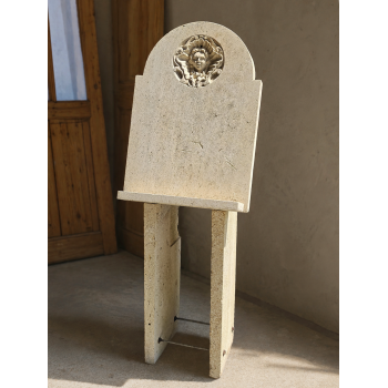 Lutrin en pierre sculpt&eacute;e