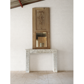 Chemin&eacute;e en marbre de Carrare et son trumeau en bois sculpt&eacute;