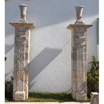 Paire de piliers double face en pierre calcaire &ndash; XVIIIe si&egrave;cle &ndash; R&eacute;gion de Cognac