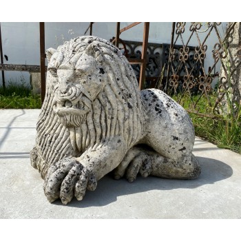 Paire de lions couchés 
