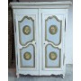 Petite armoire peinte avec motifs