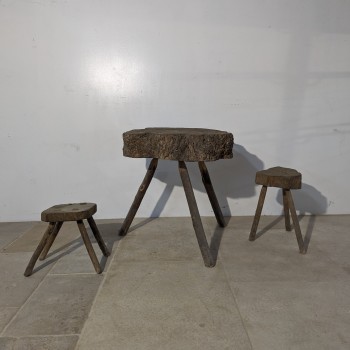 Tabourets et table art populaire